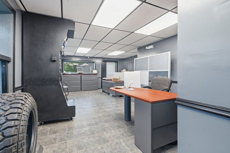 More Photos Of 1097 Eddie Dowling Hwy, North Smithfield Service Station For Sale