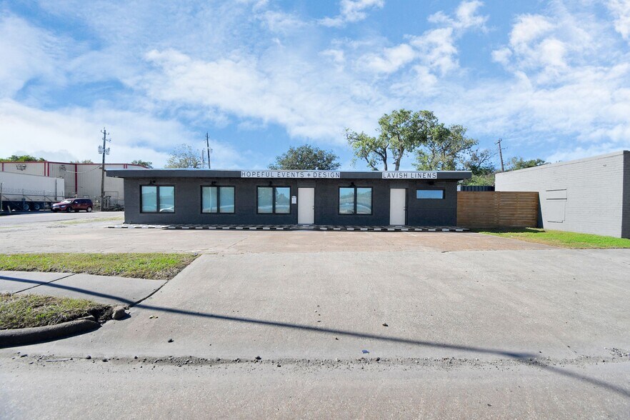 More Photos Of 11605 W Hardy Rd, Houston Storefront Retail Office For Sale