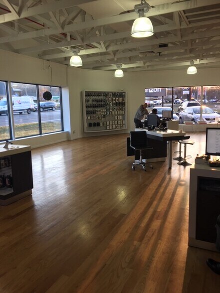 More Photos Of 68 Newtown Rd, Danbury Freestanding For Lease