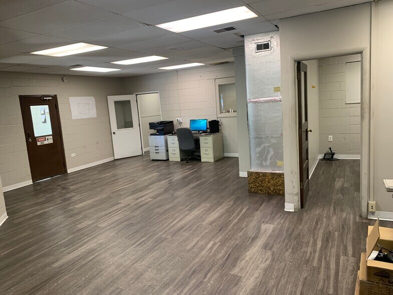 More Photos Of 70 Pitney Rd, Lancaster Warehouse For Lease