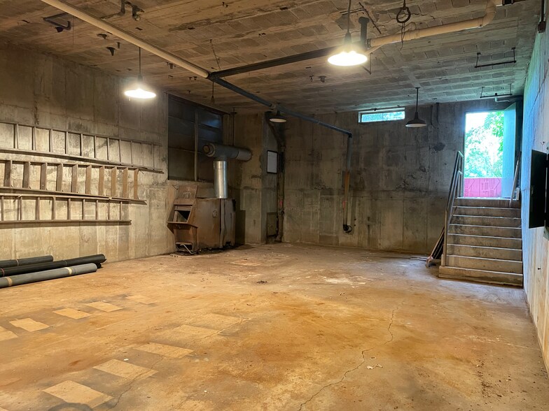 More Photos Of 448 Prospect St, Combined Locks Bar For Sale