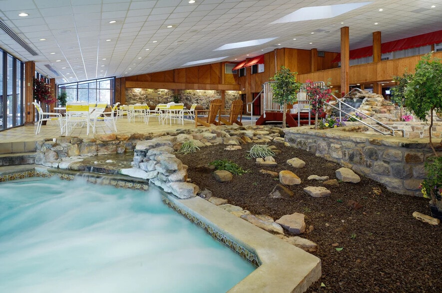 More Photos Of 194 Lakeview Dr, Lakeville Hotel For Sale
