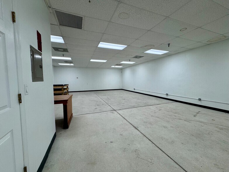 More Photos Of 1925 Barber Rd, Sarasota Warehouse For Lease