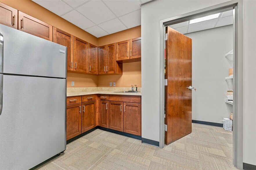 More Photos Of 728 College St, Bowling Green Office For Sale