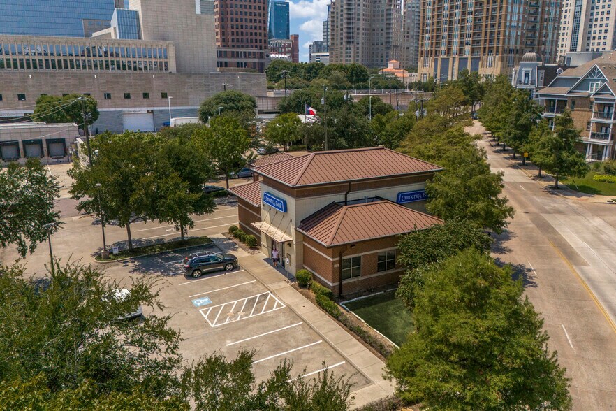 More Photos Of 2121 Maple Ave, Dallas Bank For Lease