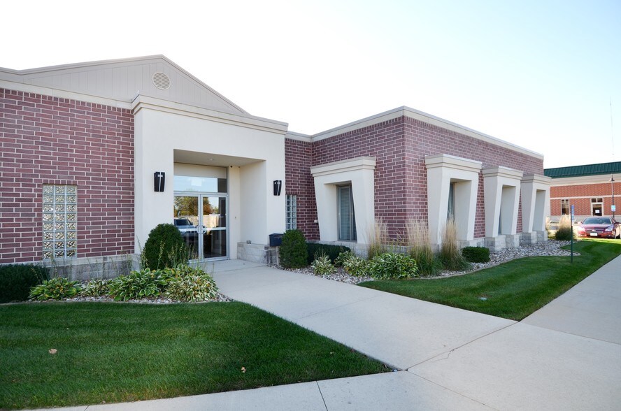 More Photos Of 1065-1067 N Center Point Rd, Hiawatha Office For Sale