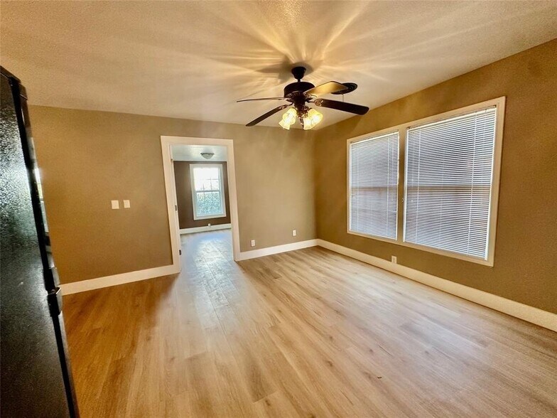 More Photos Of 503 Bolivar St, Denton Freestanding For Sale