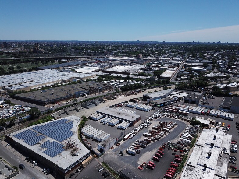 More Photos Of 1 Railroad Pl, Maspeth Warehouse For Lease