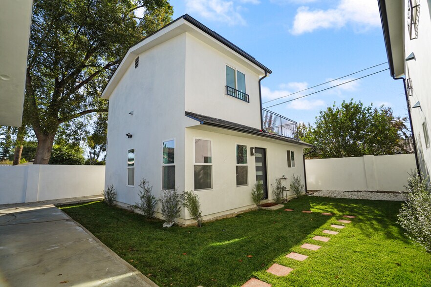 More Photos Of 20336 Cantara St, Winnetka Apartments For Sale