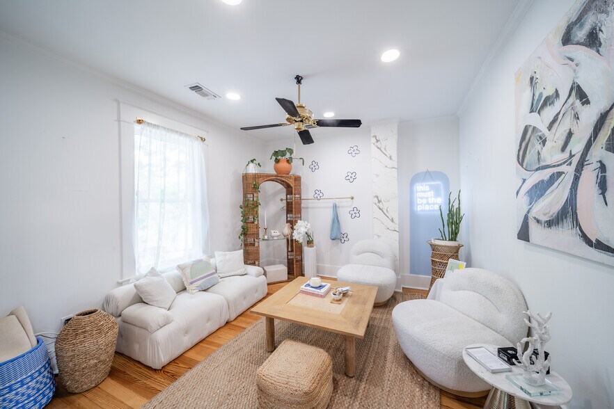 More Photos Of 729 N Bishop Ave, Dallas Office For Sale