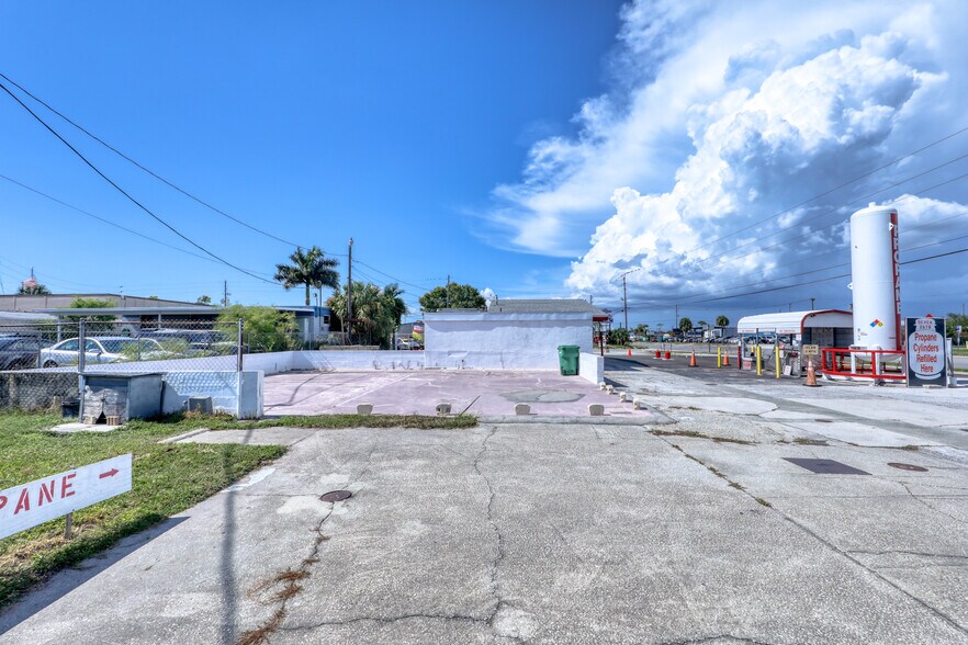 More Photos Of 1400 N Hercules Ave, Clearwater Convenience Store For Sale