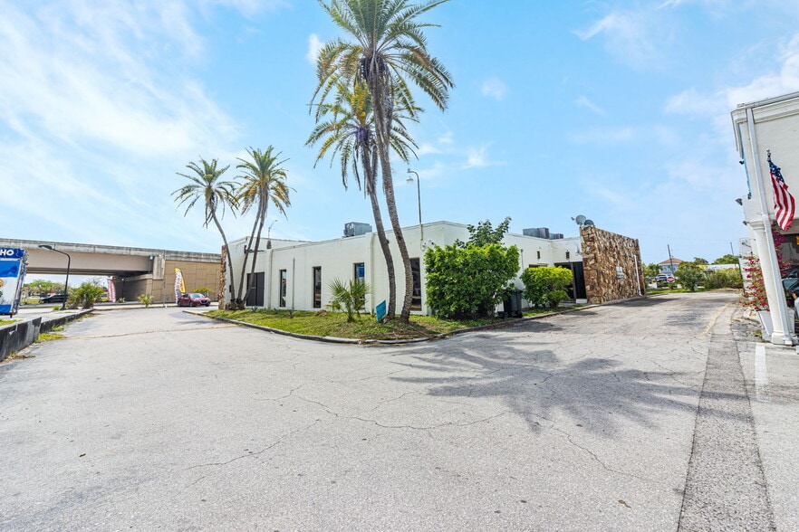 More Photos Of 4434-4458 S Cleveland Ave, Fort Myers Freestanding For Sale
