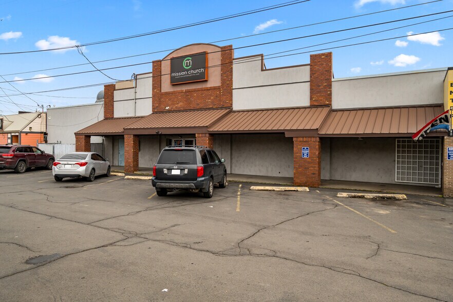More Photos Of 178 SW 5th St, Madras Storefront Retail Office For Sale