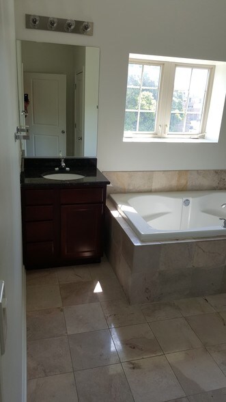 More Photos Of 720 W 47th St, Chicago Apartments For Lease