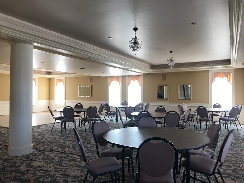 More Photos Of 2651 W Jefferson, Trenton Restaurant For Lease