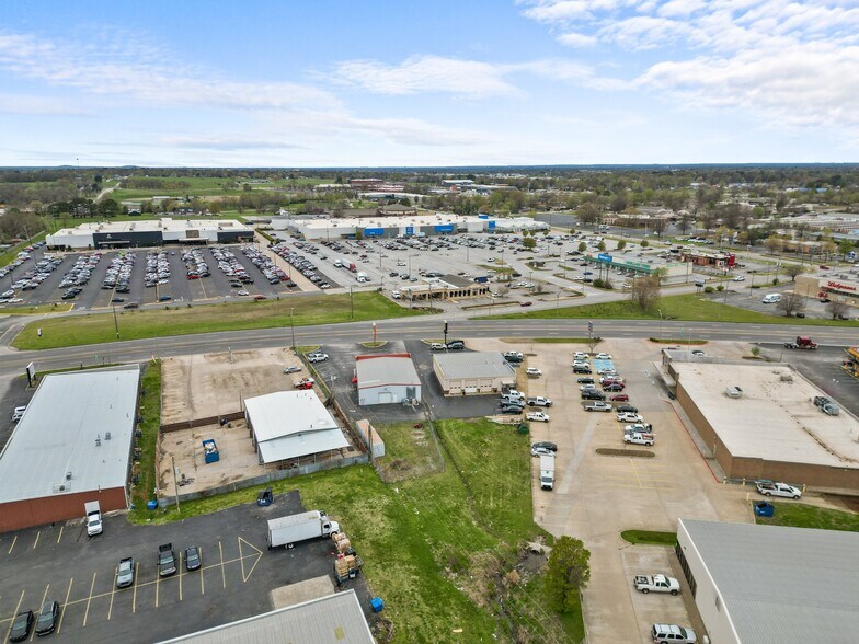 More Photos Of 2103 S Thompson St, Springdale Freestanding For Sale