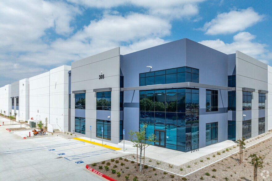 More Photos Of 305 S Cedar Ave, Rialto Distribution For Lease