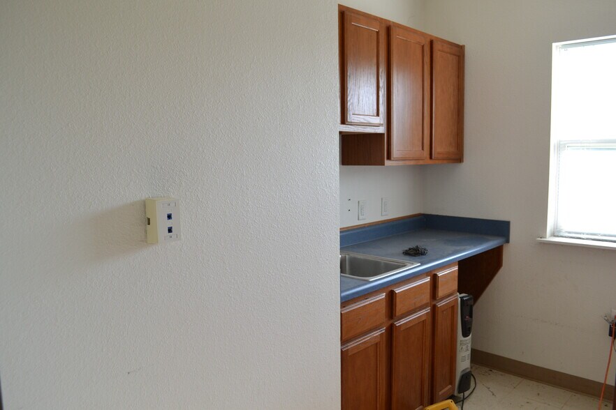 More Photos Of 112 N Lee Dr, Gladewater Office For Sale