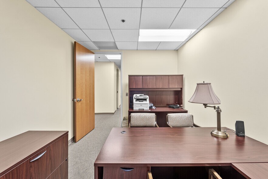 More Photos Of 1025 Connecticut Ave NW, Washington Office For Lease