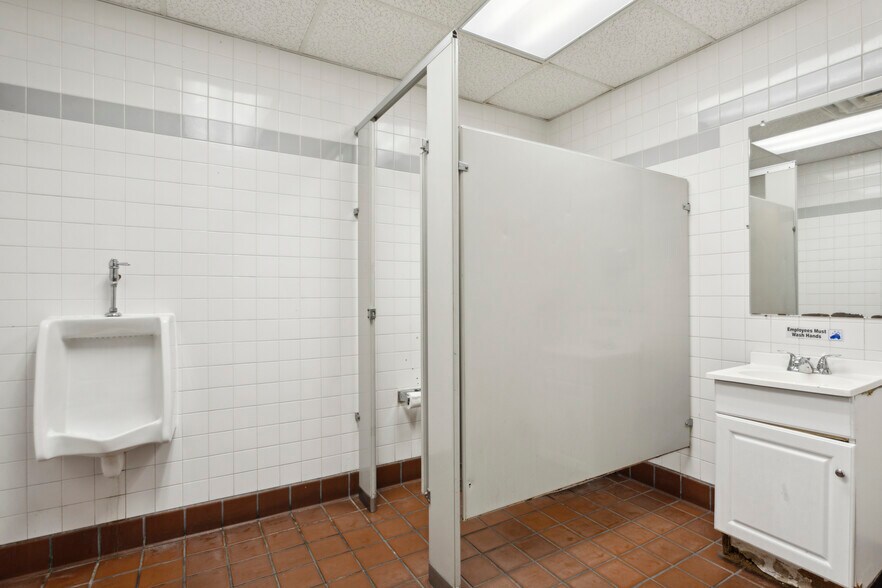 More Photos Of 1900 S Christopher Columbus Blvd, Philadelphia Freestanding For Sale