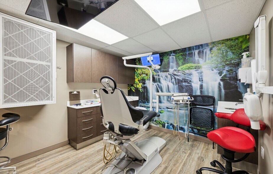 More Photos Of 185 Grand Av W, Chatham Medical For Sale