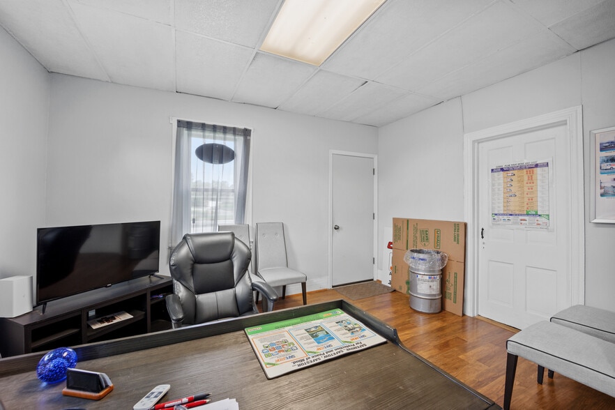 More Photos Of 2516-2518 N Dupont Pky, Middletown Freestanding For Sale