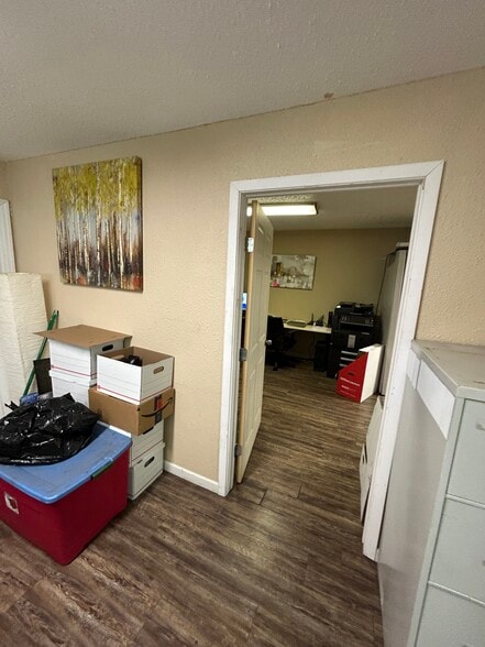 More Photos Of 440 N Broadway St, Joshua Manufacturing For Lease