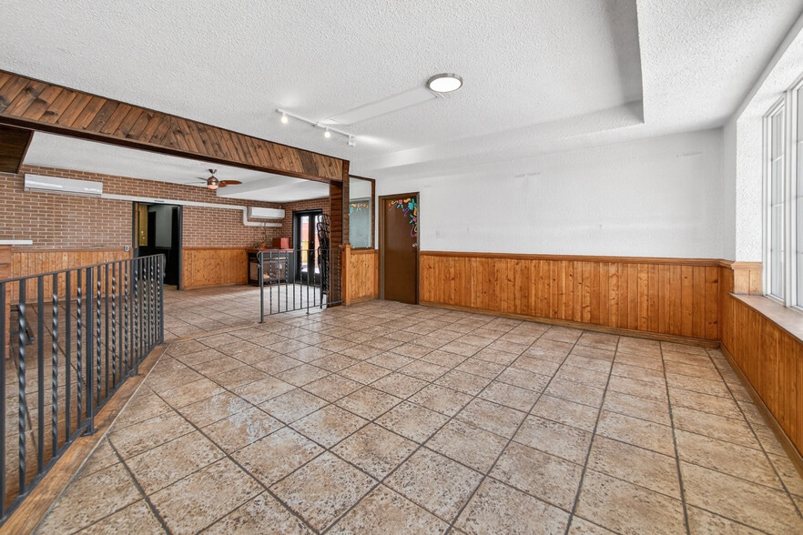 More Photos Of 277 Queen St S, Mississauga Storefront Retail Residential For Lease