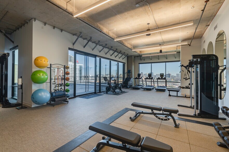 More Photos Of 1333 Oak Lawn Ave, Dallas Office For Lease