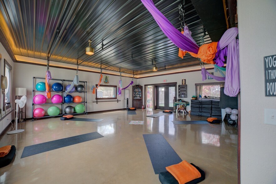 More Photos Of 1015 Colfax St, Crescent City Restaurant For Sale