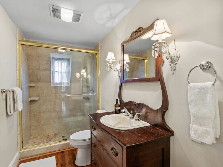 More Photos Of 506 W Main St, Burnsville Freestanding For Sale