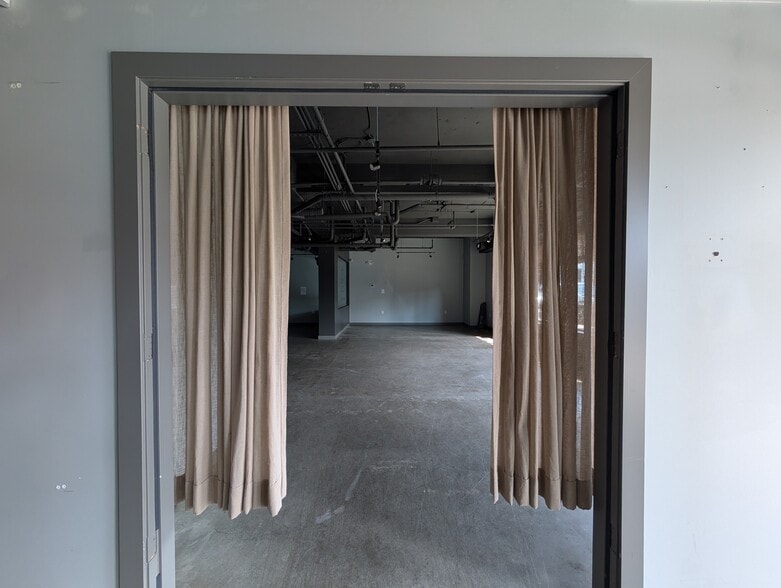 More Photos Of 205 16th St, West Vancouver General Retail For Lease