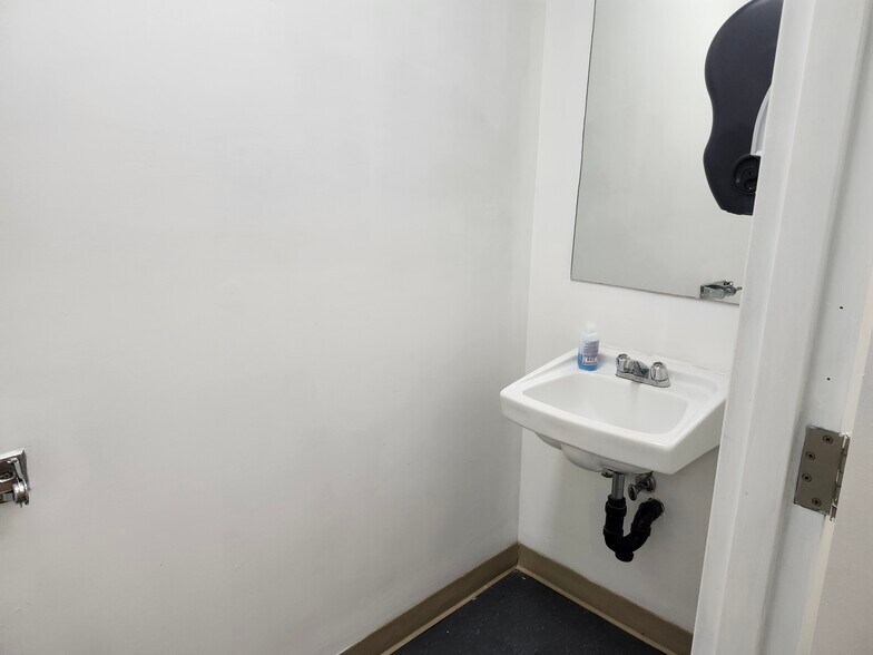 More Photos Of 1443-1449 Main St E, Hamilton General Retail For Lease