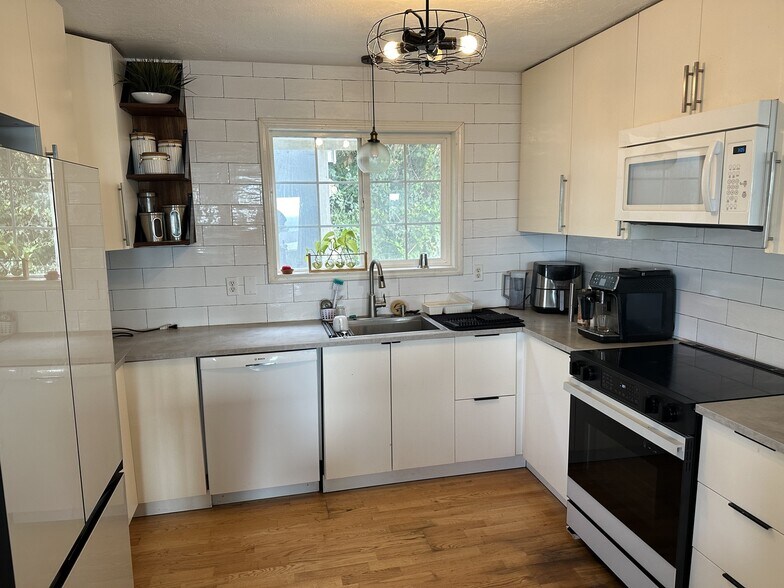 More Photos Of 640 Highway 101 N, Yachats Hotel For Sale