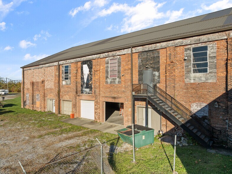 More Photos Of 2200 Union St, Bellaire Warehouse For Sale