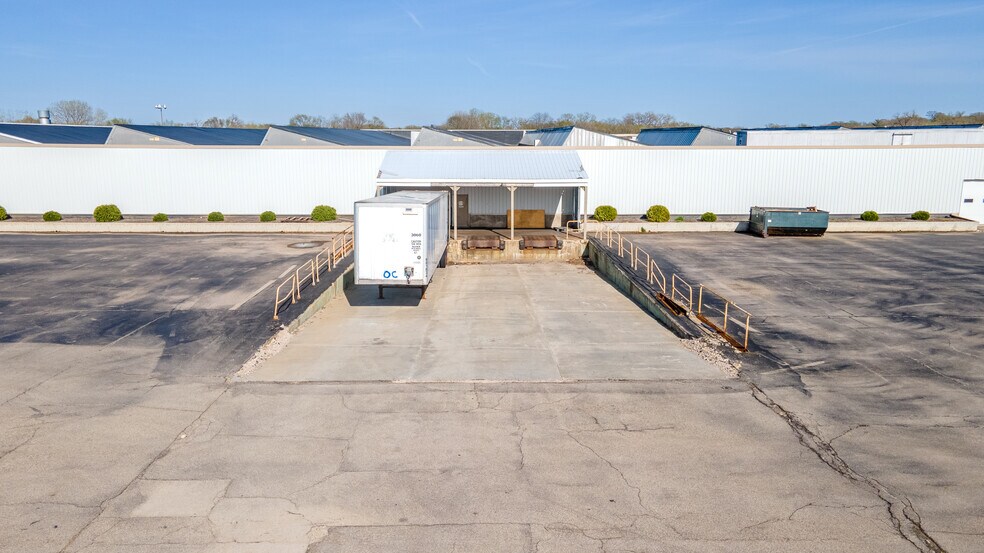 More Photos Of 4000 Auburn St, Rockford Distribution For Lease