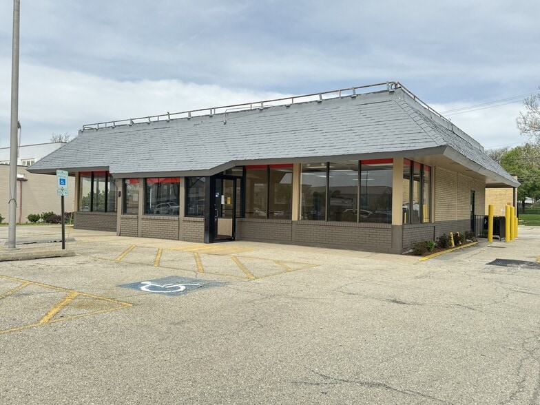 More Photos Of 590 Roosevelt Rd, Glen Ellyn Freestanding For Lease