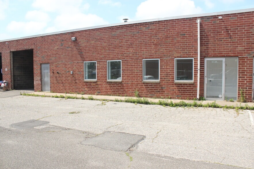 More Photos Of 172 Cabot St, West Babylon Warehouse For Lease