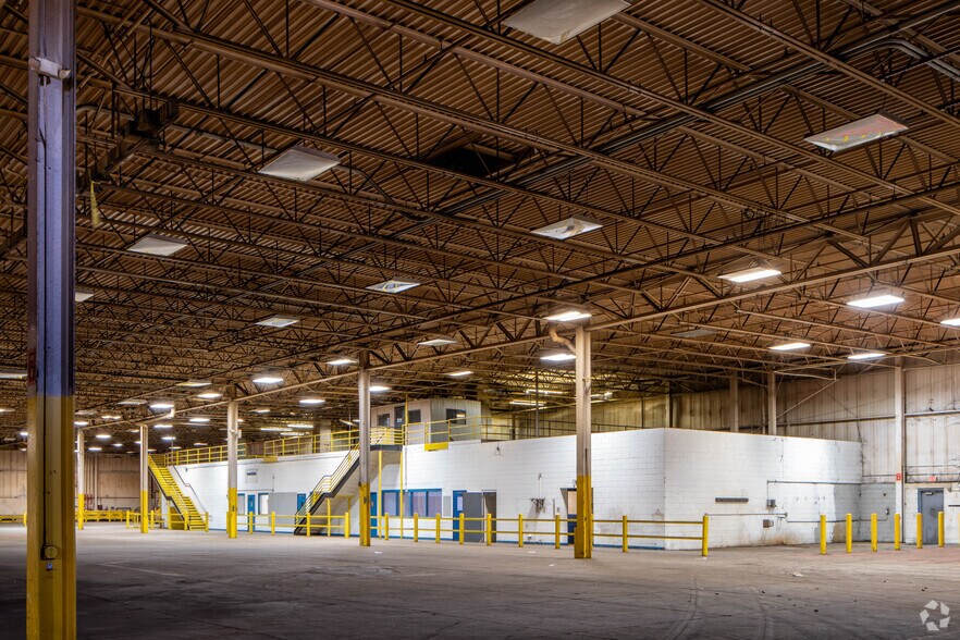 More Photos Of 42600 Merrill Rd, Sterling Heights Warehouse For Lease