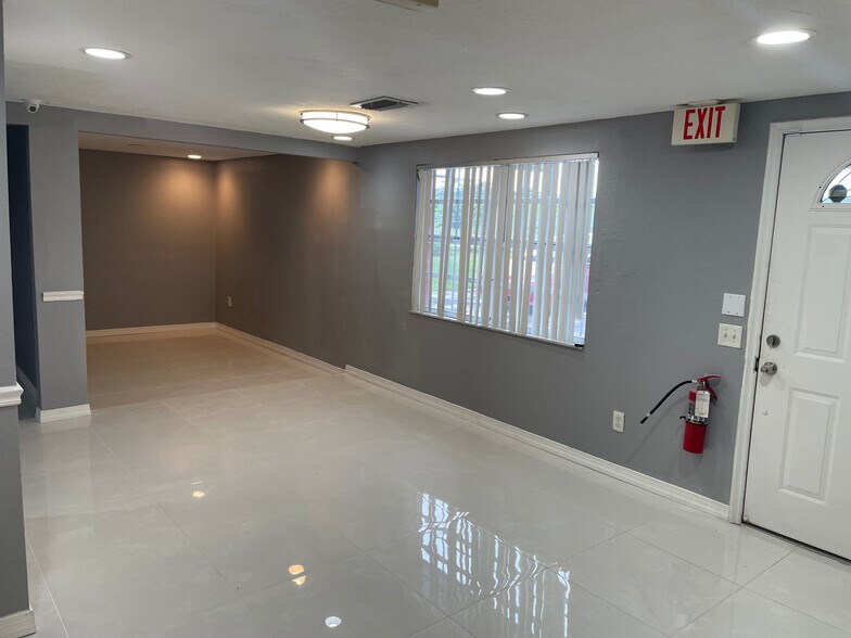 More Photos Of 11412 N Central Ave, Tampa Office For Lease