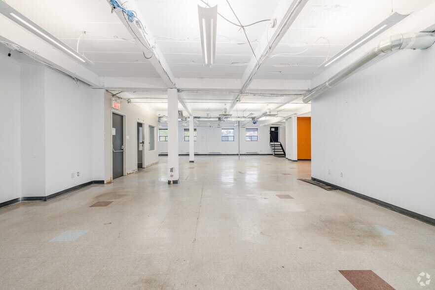More Photos Of 425 Rue Guy, Montréal Light Distribution For Lease