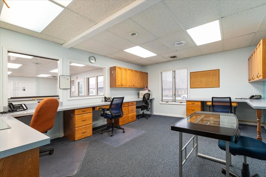 More Photos Of 10623 Crestwood Dr, Manassas Office For Sale