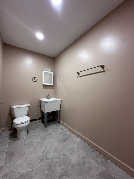 More Photos Of 1530 E 5th Ct, Tulsa Warehouse For Lease