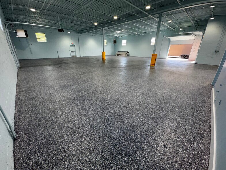 More Photos Of 1520 Hannah Ave, Forest Park Flex For Lease