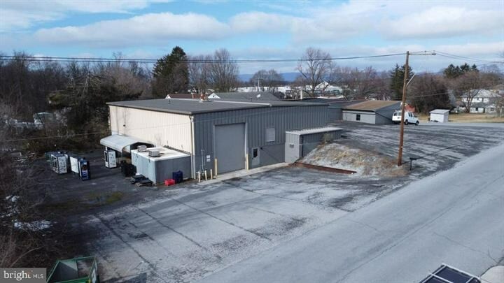More Photos Of 122 Beech St, Carlisle Light Distribution For Lease