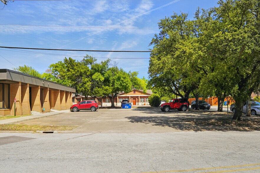 More Photos Of 396 W Main St, Lewisville Medical For Sale