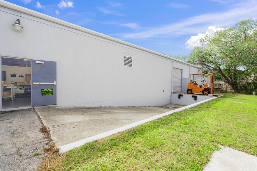 More Photos Of 4540 Northgate Ct, Sarasota Warehouse For Sale