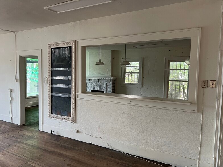 More Photos Of 2058 S Lamar Blvd, Austin Freestanding For Lease