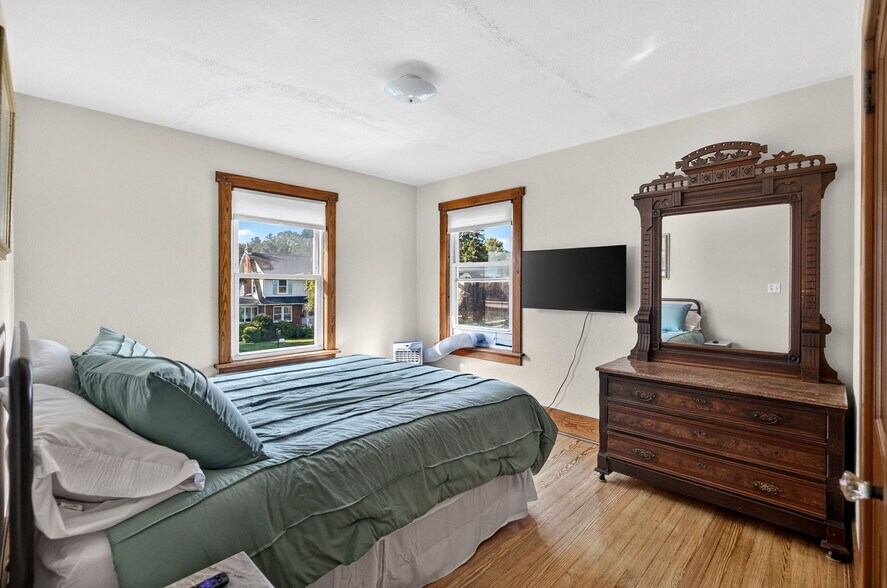 More Photos Of 910 W Market St, Lewisburg Freestanding For Sale