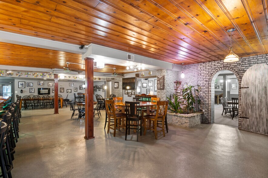 More Photos Of 17001 IN-3, Eaton Bar For Sale